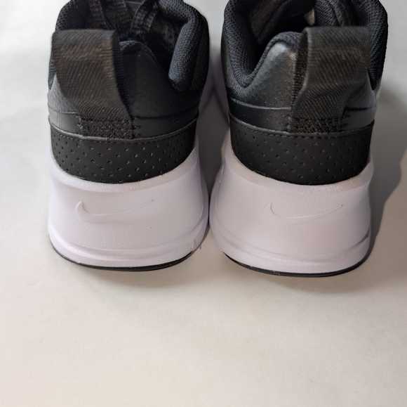 Nike Air Max Nuaxis Sneakers New Black White Women's 9 - Picture 4 of 8